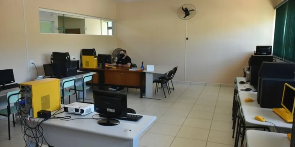 Com aulas presenciais, a qualificação é oferecida desde 2010 no Núcleo Tecnológico Municipal, anexo ao Polo UAB