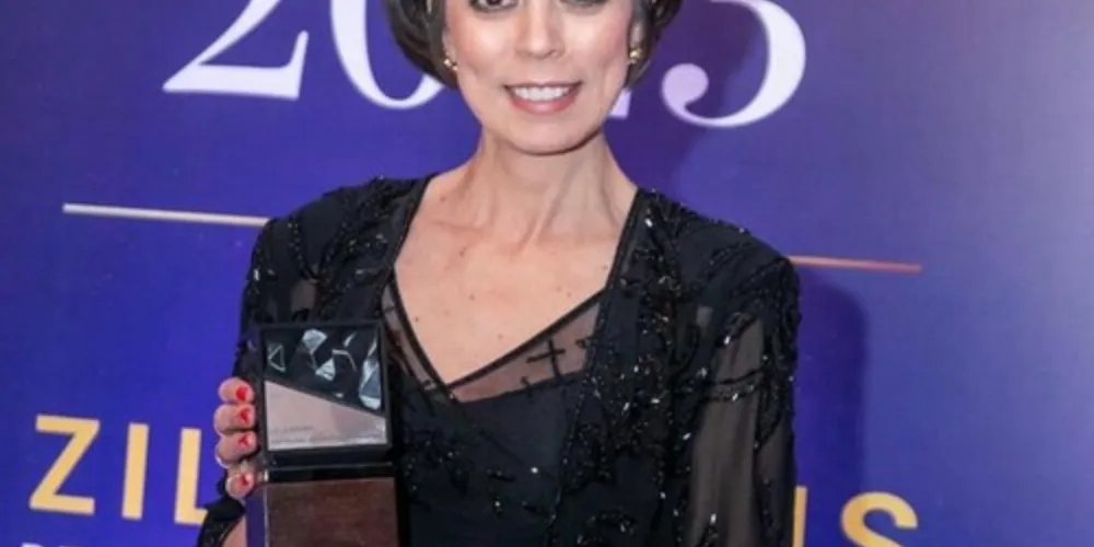 Leila Dione com o prêmio Personalidade do Marketing 2023 que recebeu da ADVB-PR