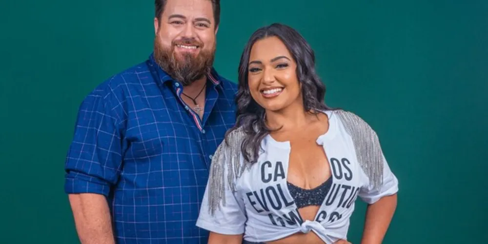 À esquerda Maick e à direita a cantora Rafaela