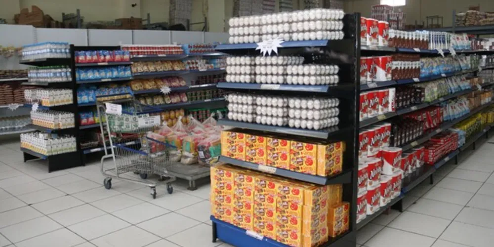 Administração municipal facilita o acesso das famílias a produtos básicos.