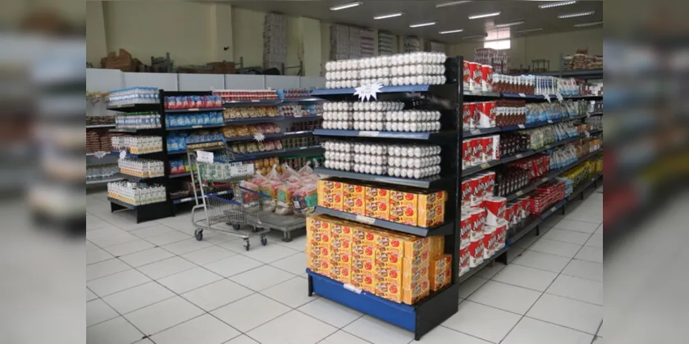 Administração municipal facilita o acesso das famílias a produtos básicos.