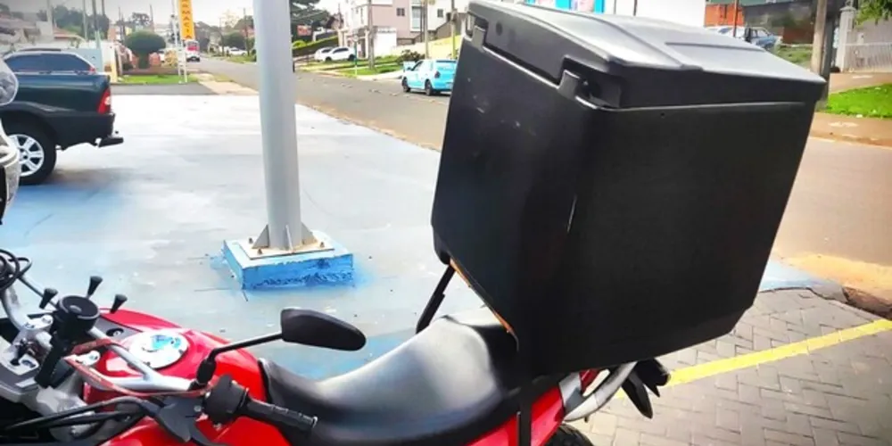 Moto foi furtada com uma "caixa de entrega de motoboy", segundo os relatos