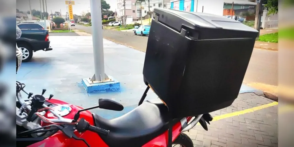 Moto foi furtada com uma "caixa de entrega de motoboy", segundo os relatos