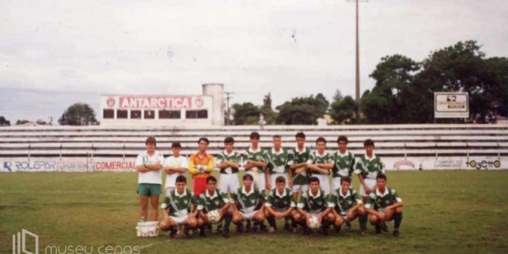 As fotografias trazem registros de como eram as escalações e as partidas