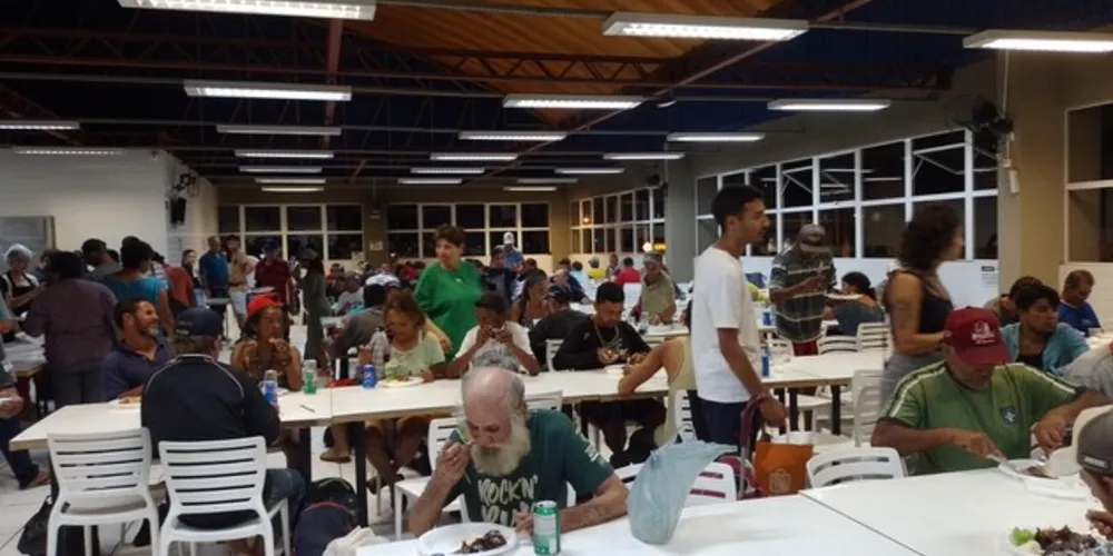 Jantar reuniu cerca de 200 pessoas.