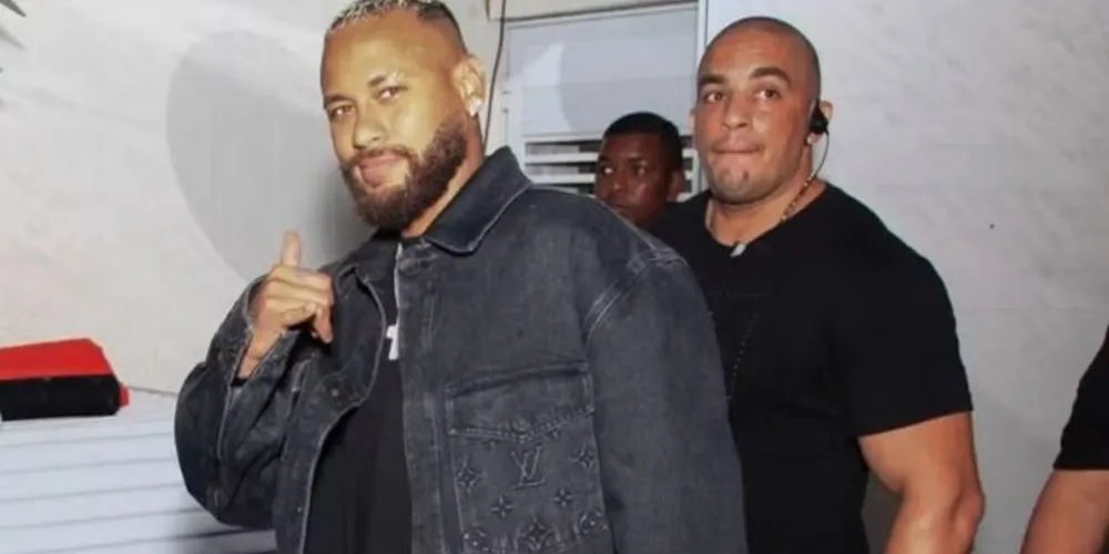 Neymar aparece posando para um foto e o jogador, que sempre foi magrinho, aparenta ter engordado