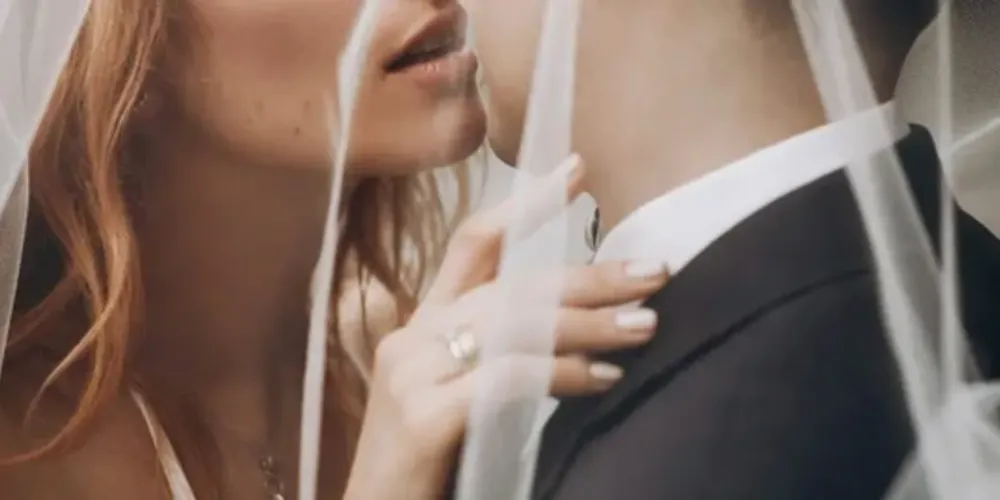 Noiva foi pega no flagra há poucos instantes do casório