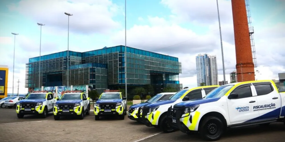 Veículos foram apresentados na Biblioteca Pública da cidade