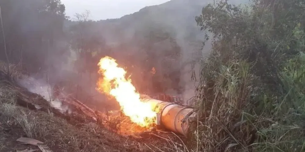O tombamento aconteceu por volta das 17h30, no km 323 da rodovia