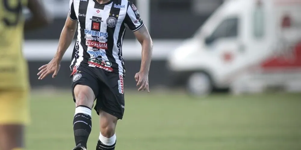 Pedrinho em ação de jogo contra o Cascavel. O meia atuou no segundo tempo contra o Barra