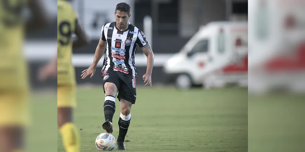 Pedrinho em ação de jogo contra o Cascavel. O meia atuou no segundo tempo contra o Barra