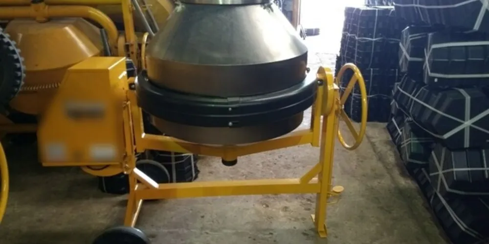 'Carretinha' teria tombado e a betoneira caiu sobre a vítima