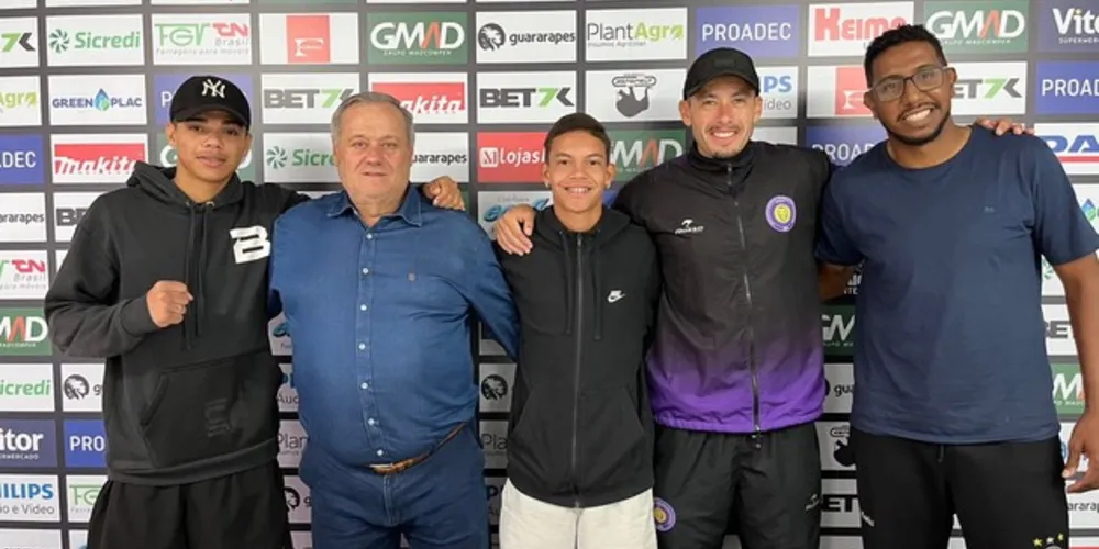 Luiz Felipe atua como volante e tem 18 anos, enquanto Ryan é atacante e tem 17 anos.