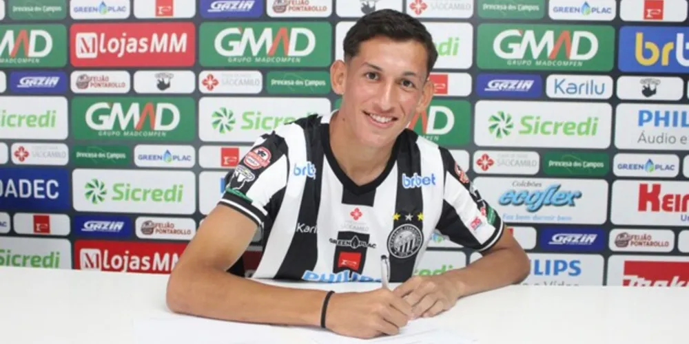 O lateral-direito João Botão, de 17 anos, assinou nesta sexta-feira (22) o primeiro contrato profissional