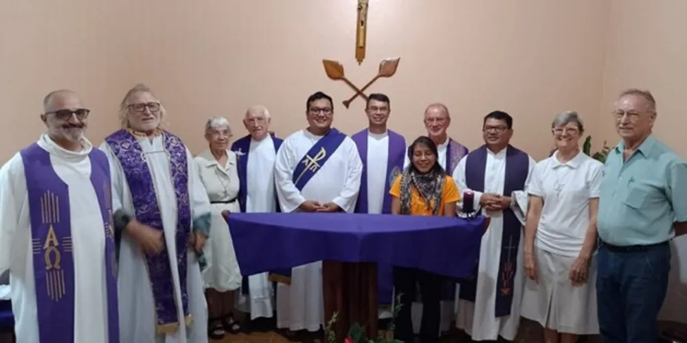 Padre Osvaldo com o bispo Dom Santiago, o clero e religiosas em Lábrea