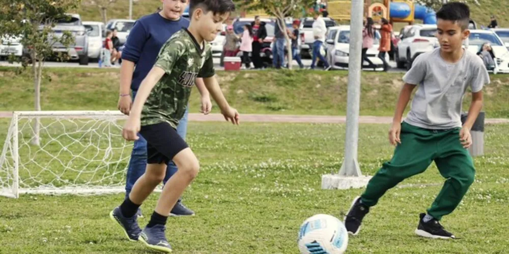 O projeto conta com instrução e monitoramento de profissionais de Educação Física da Secretaria, que orientam e auxiliam na execução das atividades