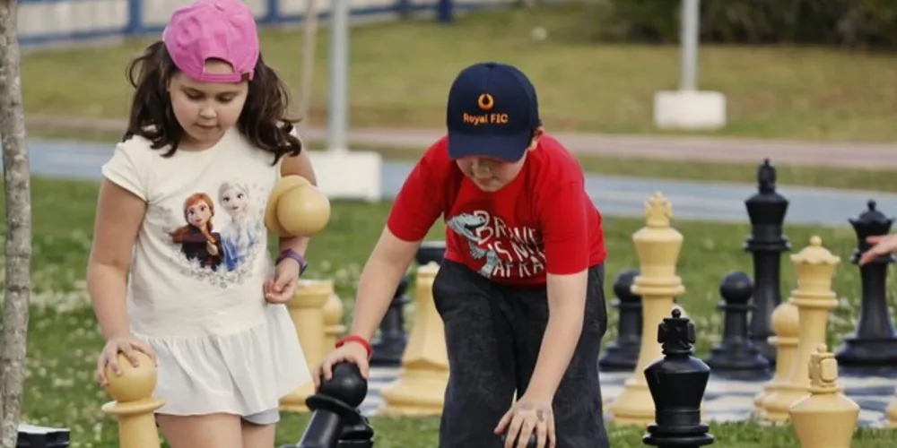 O projeto oferece atividades gratuitas como o xadrez gigante