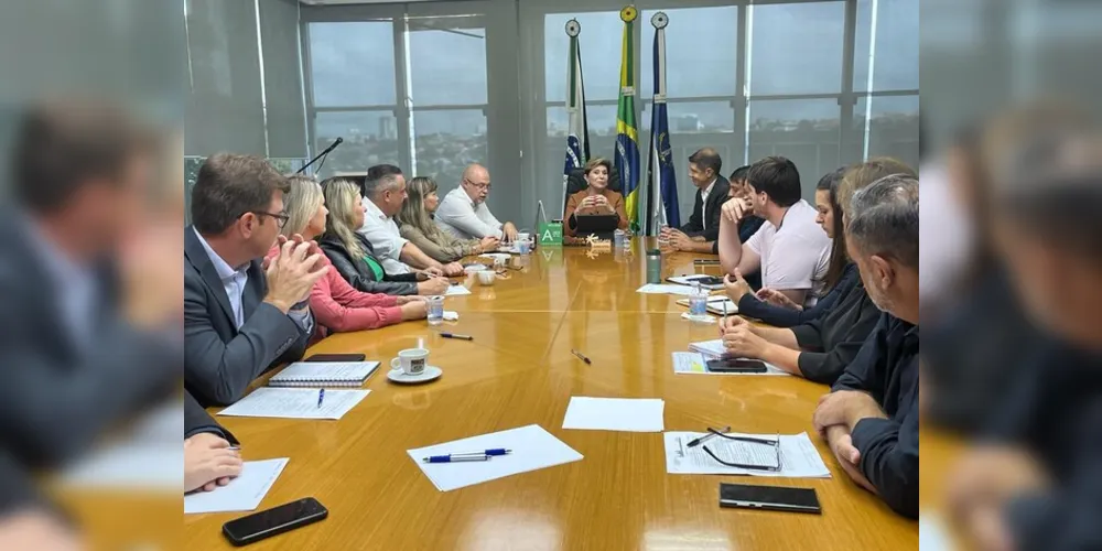 A prefeita Elizabeth Schmidt esteve reunida com a equipe de secretários do Município, na manhã desta quarta-feira (24)