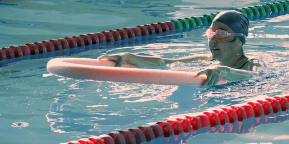 Atualmente, a piscina da Arena Multiuso realiza mais de oito mil atendimentos mensais gratuitos.