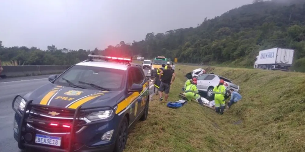 Imagem ilustrativa da imagem Agente da PRF é atropelada em rodovia no PR; veja vídeo
