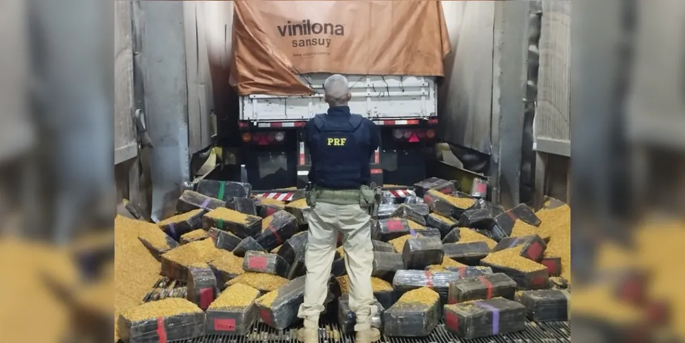 PRF localizou na carroceria 2.037 quilos de maconha oculta embaixo de uma carga de milho