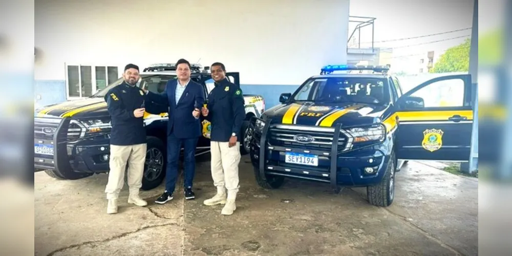 Entrega dos carros aconteceu nesta sexta-feira (23)