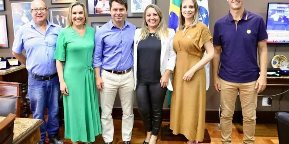 O prefeito de Palmeira, nos Campos Gerais,Sérgio Belich, acompanhado da primeira-dama Elissa Maria Braga Belich, do diretor do Colégio Agrícola Getúlio Vargas, Rogério Schnell, da diretora do Colégio Estadual David Carneiro, Vanessa Araujo Silva, e da professora Ionara Gumy Yamaguchi, visitaram a Alep