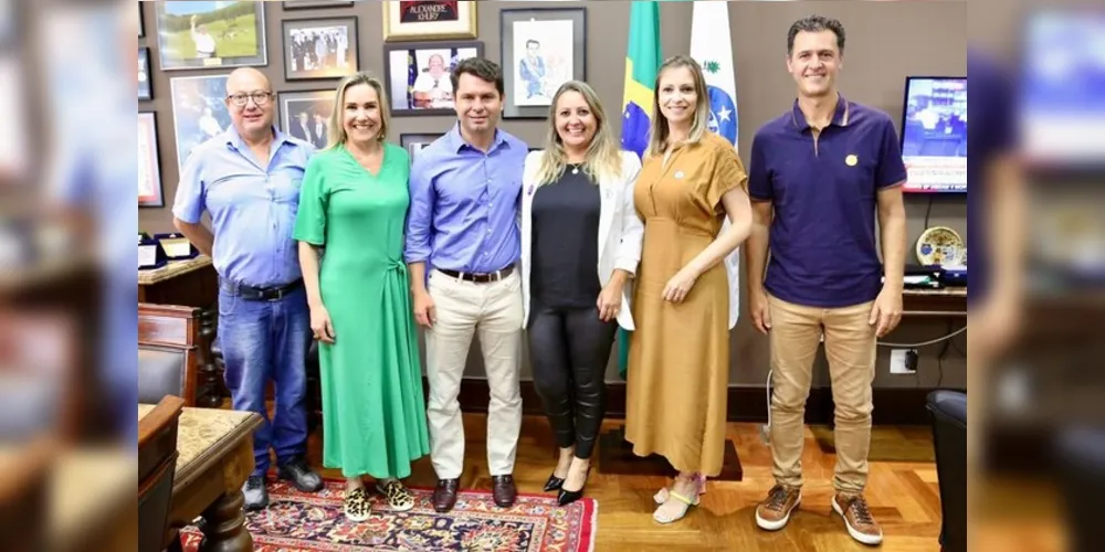 O prefeito de Palmeira, nos Campos Gerais,Sérgio Belich, acompanhado da primeira-dama Elissa Maria Braga Belich, do diretor do Colégio Agrícola Getúlio Vargas, Rogério Schnell, da diretora do Colégio Estadual David Carneiro, Vanessa Araujo Silva, e da professora Ionara Gumy Yamaguchi, visitaram a Alep