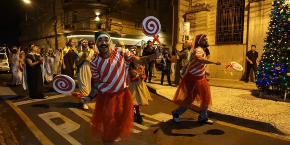 Parada Natalíssima leva a alegria do Natal para a rua XV