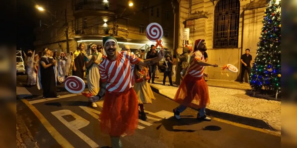 Parada Natalíssima leva a alegria do Natal para a rua XV