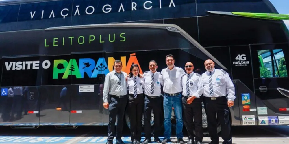 Cinco ônibus da empresa rodando com o slogan 'Visite o Paraná'.