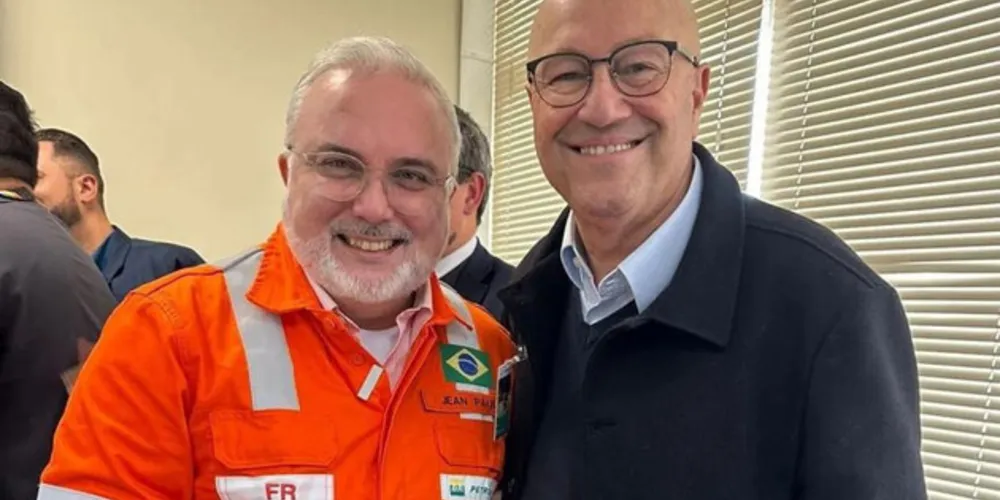 O deputado Luiz Claudio Romanelli (PSD) ao lado do presidente da Petrobras, Jean Paul