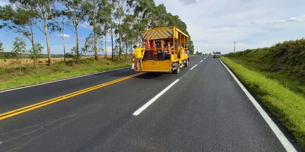 Além de remendos superficiais nos segmentos com danos, foi executado o microrrevestimento asfáltico
