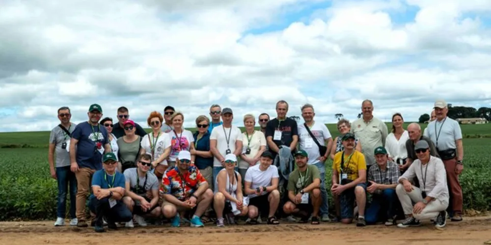 Comitiva conheceu fábrica de equipamentos agrícolas e visitou lavoura de feijão para ver como funciona o plantio direto