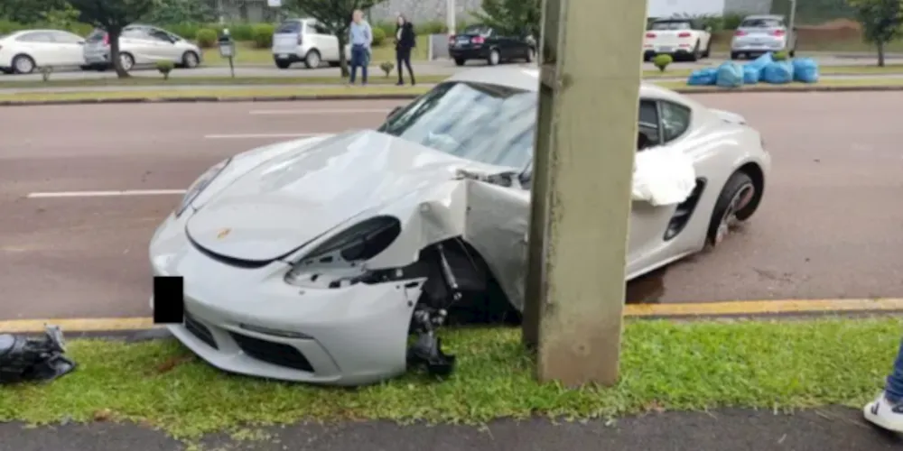 Carro de luxo ficou bastante danificado com a batida
