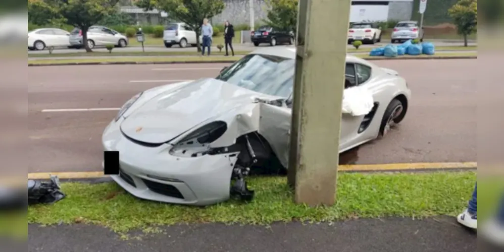 Carro de luxo ficou bastante danificado com a batida