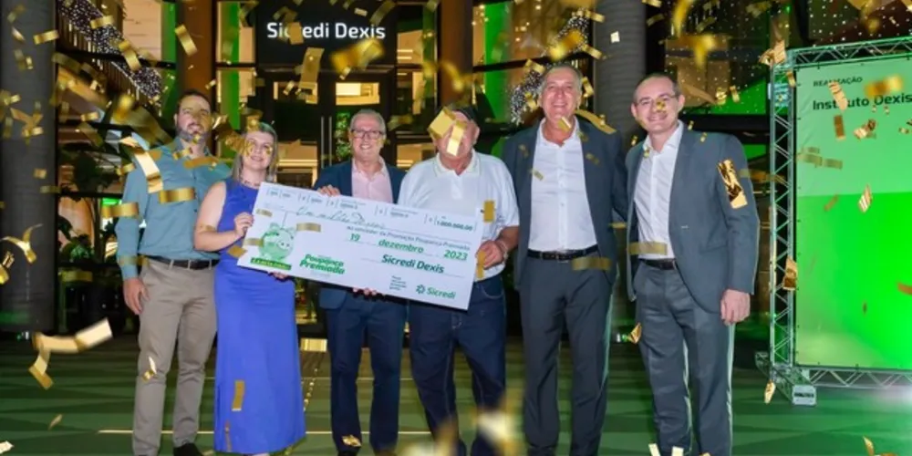 O ganhador associado da Sicredi Dexis recebeu o cheque simbólico com o prêmio na sede da cooperativa em Maringá (PR).