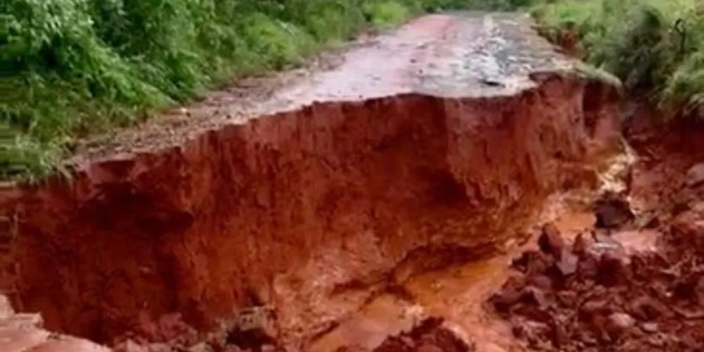 O buraco surgiu em outubro do ano passado, durante um longo período de intensas chuvas.