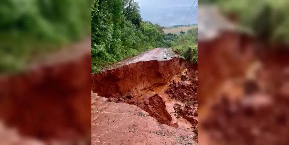 O buraco surgiu em outubro do ano passado, durante um longo período de intensas chuvas.