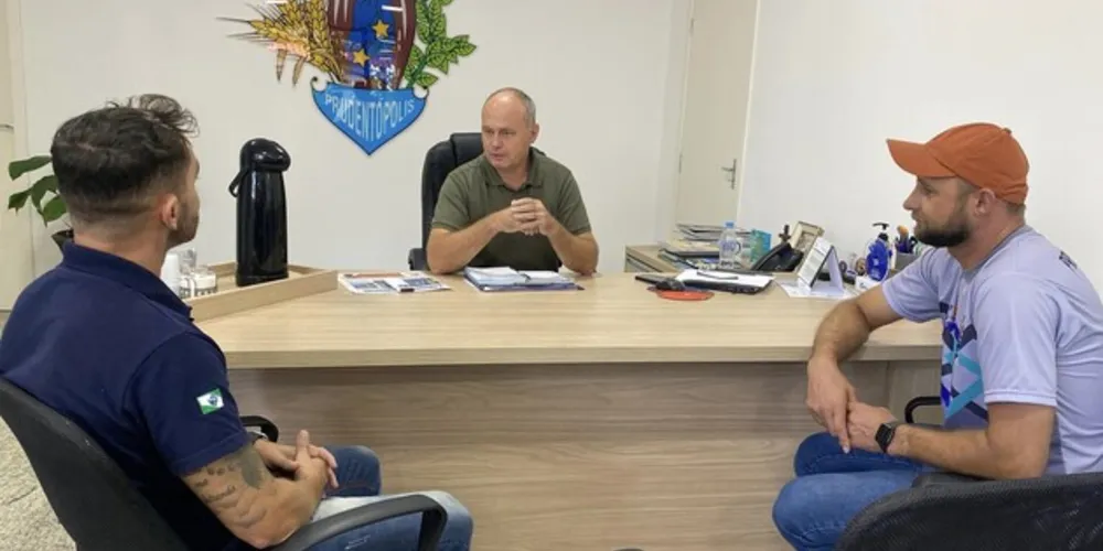 Osnei Stadler e Emerson Copak receberam Everson Kubiski