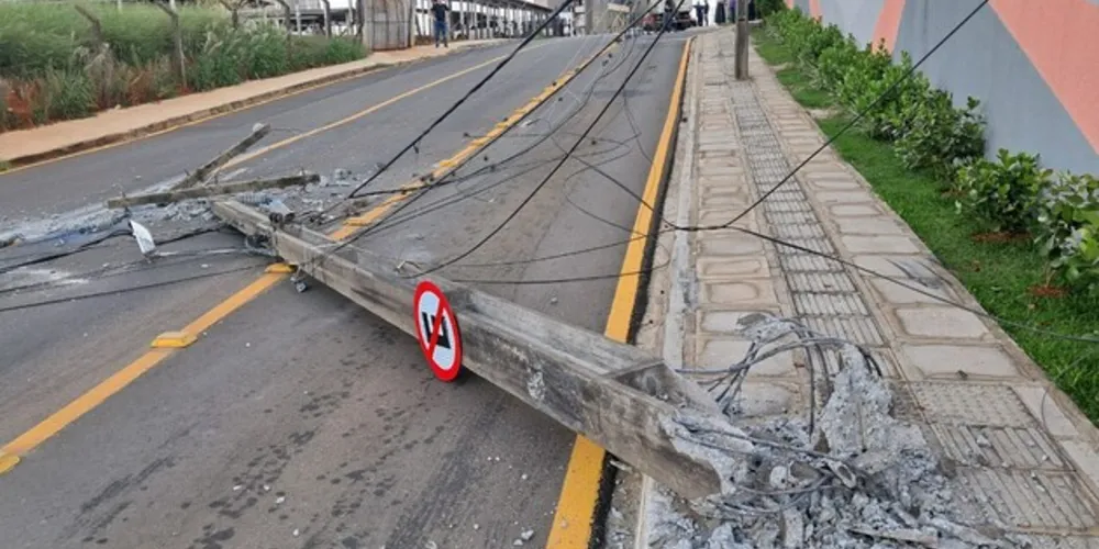 Poste de energia caiu na via, após o acidente de trânsito
