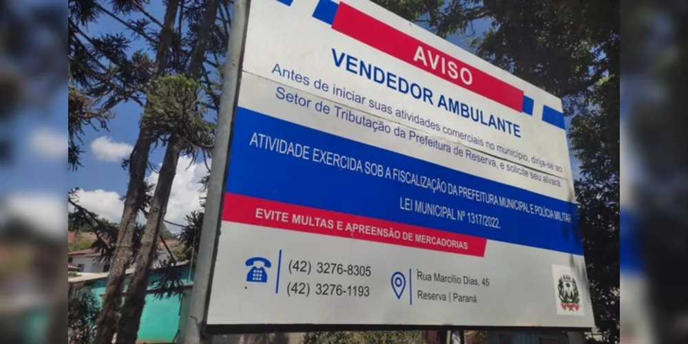 Placas trazem informações sobre a Lei 1317/2022, que estabelece normas de atuação do comércio ambulante