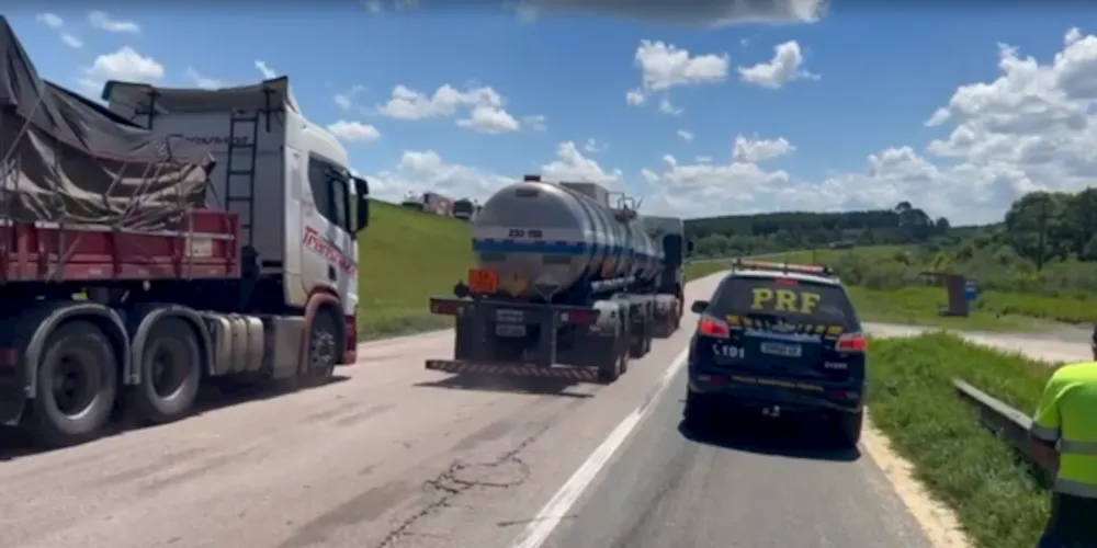 No momento da liberação da pista, a fila de veículos alcançava a extensão de 21 km.