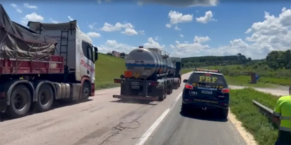 No momento da liberação da pista, a fila de veículos alcançava a extensão de 21 km.