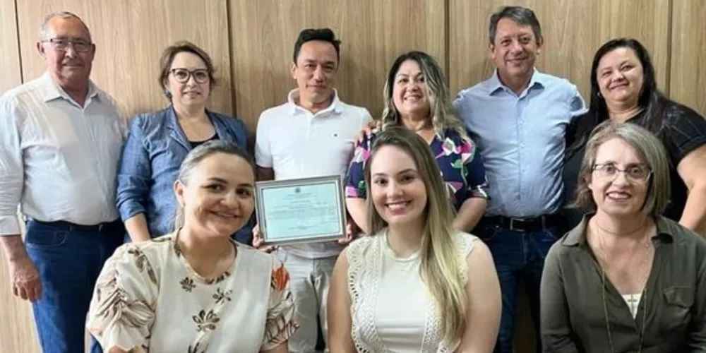 A entrega da Moção de Aplauso aconteceu no Gabinete do Prefeito Nelson Pezinho