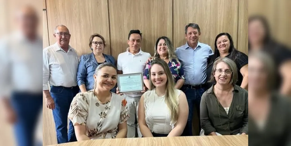 A entrega da Moção de Aplauso aconteceu no Gabinete do Prefeito Nelson Pezinho
