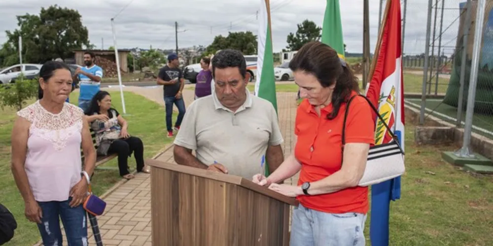 Olívio Batista Leal e a vice-prefeita, Rita Araújo, fizeram a assinatura simbólica do termo de permissão