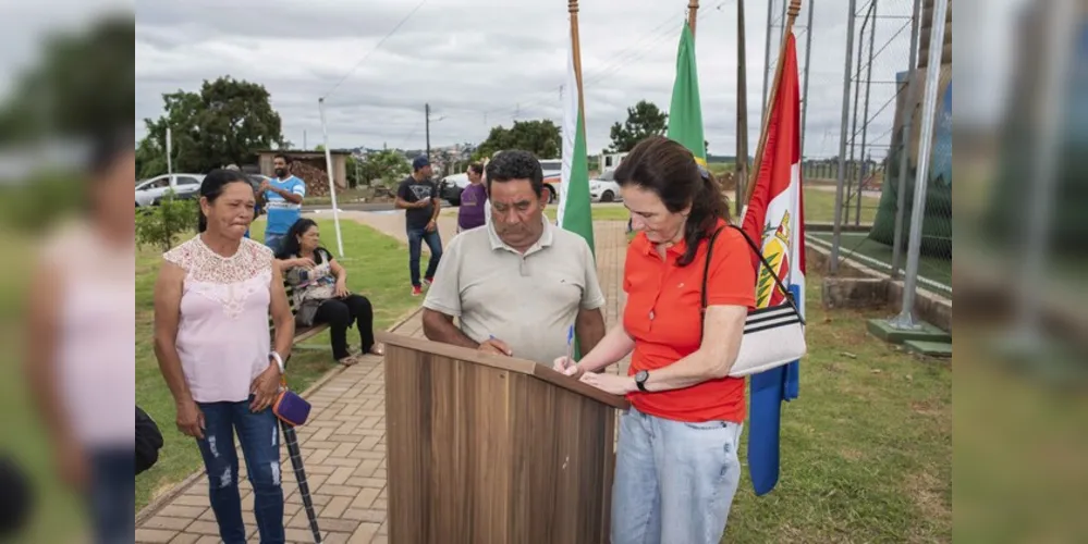 Olívio Batista Leal e a vice-prefeita, Rita Araújo, fizeram a assinatura simbólica do termo de permissão