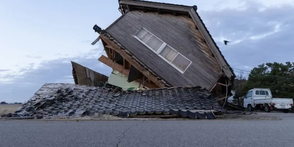 Casas, edifícios e estradas foram afetadas pelos tremores