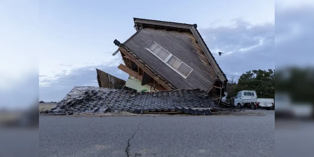 Casas, edifícios e estradas foram afetadas pelos tremores